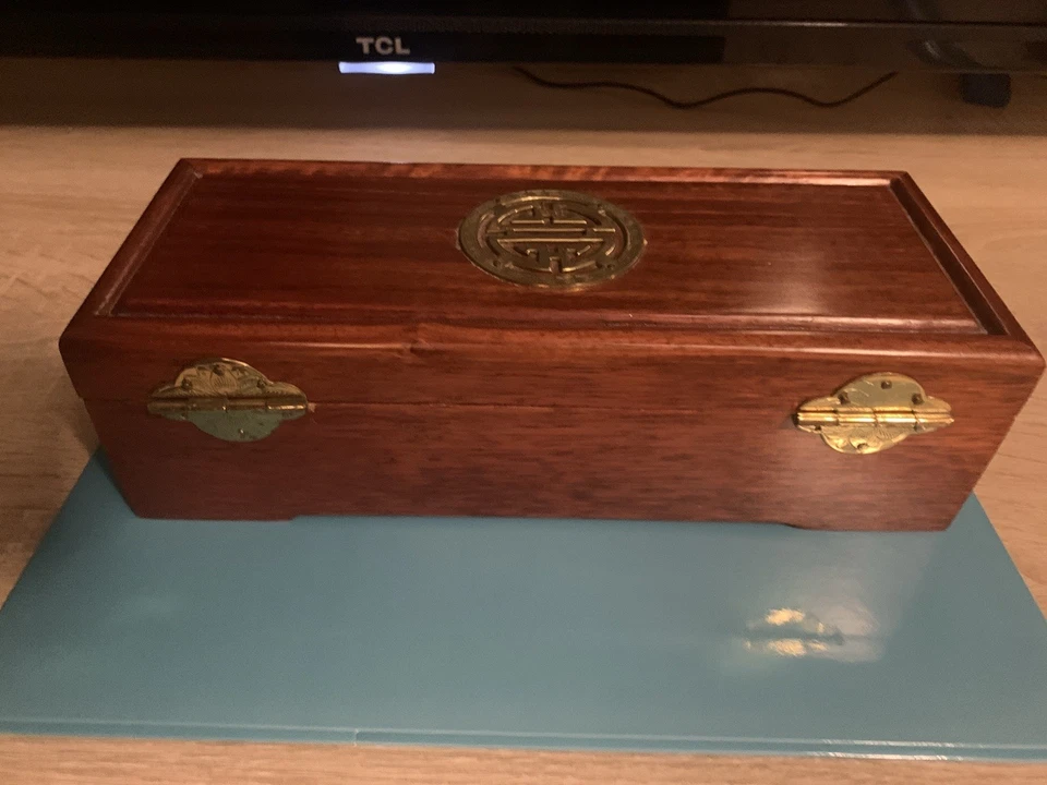 Hermoso joyero vintage de madera y latón con cierre de bisagras forro rojo en el interior Foto 3 de 4