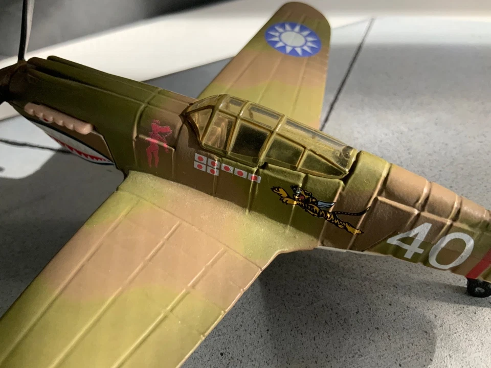 P-40B Warhawk AVG Flying Tigers escala 1/72 modelo fundido a presión fuerzas del valor usado en excelente estado Foto 3 de 4