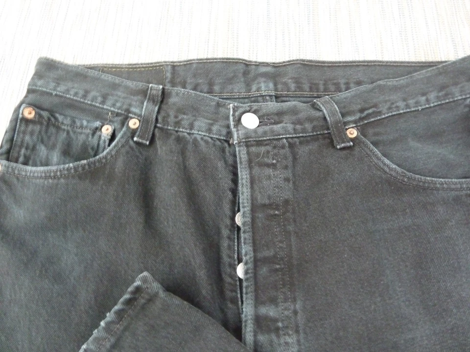 Jeans preto Levi’s 501-0660 W36 L32 vintage anos 90 feito nos EUA botão mosca 100% algodão - Imagem 2 de 4