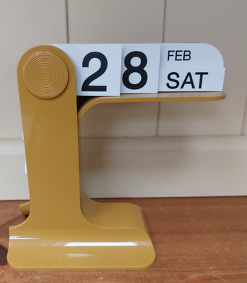 Vintage Style Flip Over Ewiger Kalender, Tag Datum Monat, Gelb, Scandi