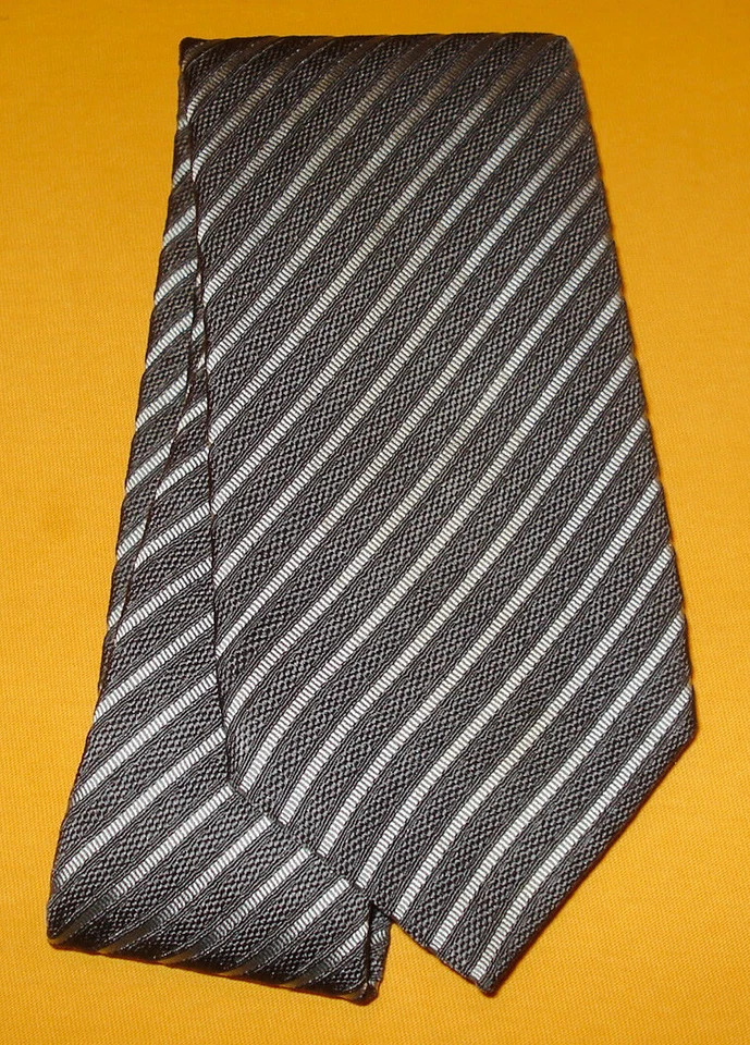 GRAVATA LISTRADA MASCULINA TRUSSARDI CINZA/CINZA CLARO - GRAVATA - GRAVATA DE PESCOÇO - GRAVATAS DE GRIFE. - Imagem 2 de 3