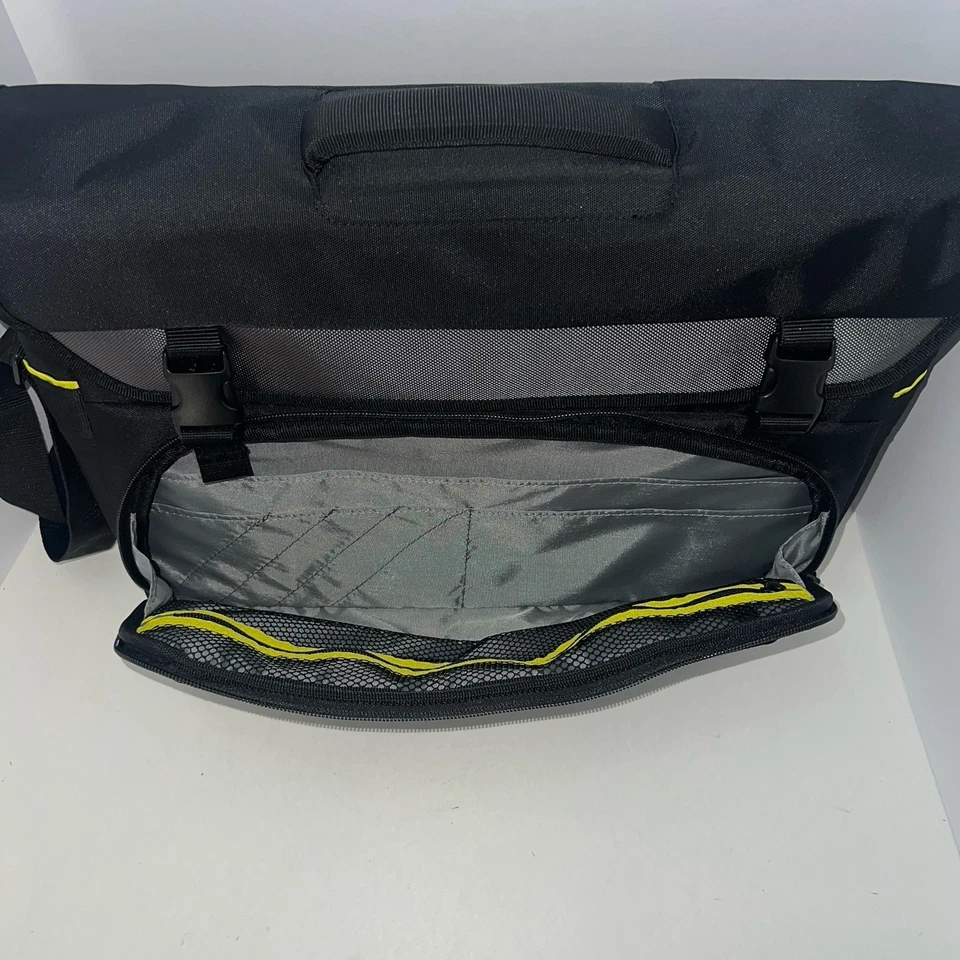 Targus TCG270 City Gear Messenger Bag for 17.3" Notebooks - Black/Gray - Image 3 of 4