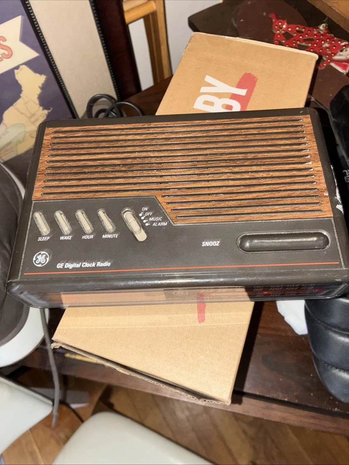 Radio Reloj Digital General Electric Modelo 7-4612B Batería Respaldo GE PROBADO DE COLECCIÓN Foto 2 de 4