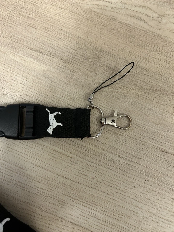 Cordão preto marca rosa Victoria’s Secret - Imagem 3 de 3