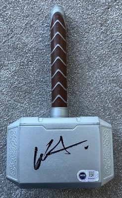 Chris Hemsworth signierter Schaumstoffhammer ACG COA AG76791