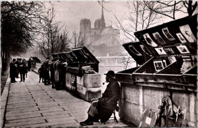 Bouquinistes du Quai de la Tournelle France Black & White Vintage Postcard B21