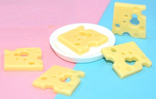 MINIATURE RESINE : lot de 5 part de fromage 2*2cm (01)