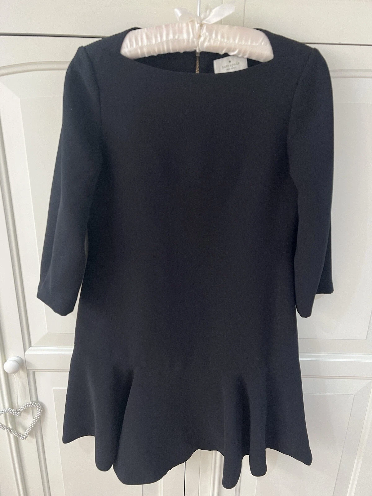 Abito nero Kate Spade New York scollo quadrato e volant Reiss Ba&sh Maje Kooples