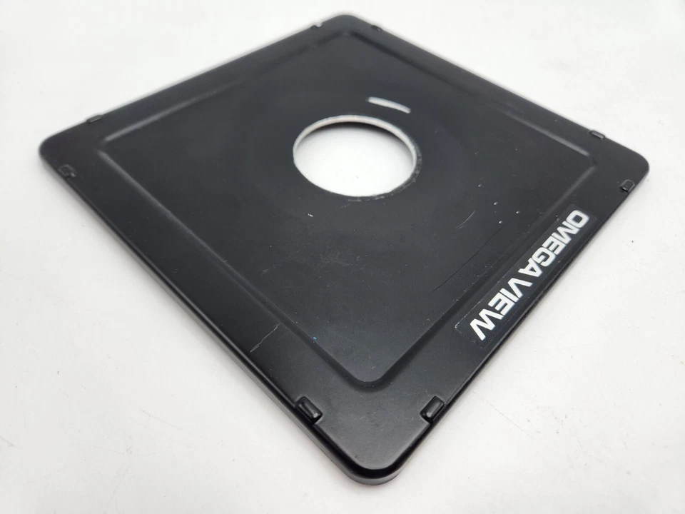 Placa de lente metálica Omega View 6 1/4" x 6 1/4" 158 mm cuadrada 42 mm con orificio Foto 4 de 4