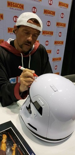 KEVIN SMITH SIGNIERTER STAR WARS STORMTROOPER HASBRO BLACK SERIES HELM ECHTHEITSZERTIFIKAT FOTO - Bild 3 von 7