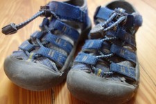 Kinder Keen-Sandalen dunkelblau Größe 25/26