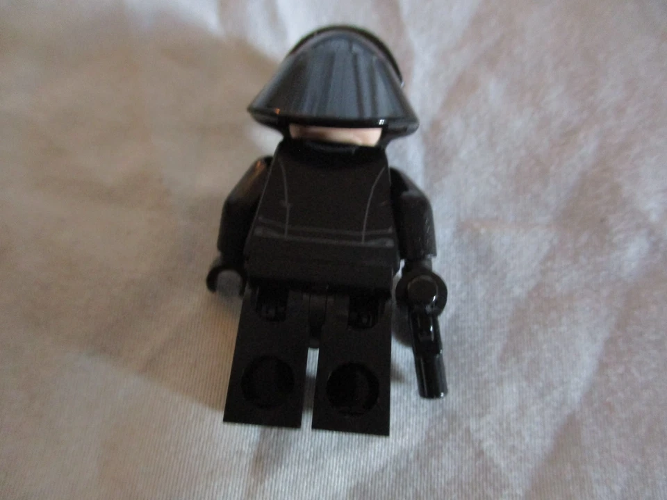 Lego Star Wars 75190 FIRST ORDER SHUTTLE PILOT MINI FIGURE - Image 2 of 3