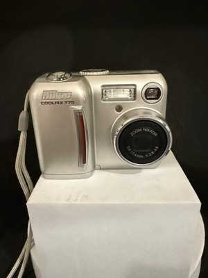 Nikon Digital Camera Coolpix 775 2.1MP With Memory Card, Silver - Tested