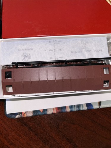 Red Caboose HO RC-4446-4 Pacific Great Eastern Refrigerator Car - Picture 3 of 5