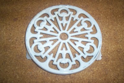 REPOSE PLAT ANCIEN en fonte .............dessous de plat ...