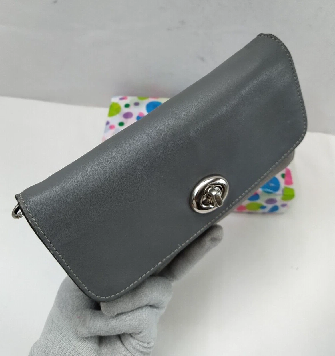 Borsa a tracolla Coach grigia in pelle con chiusura a patta chiusura a catena per carte di credito