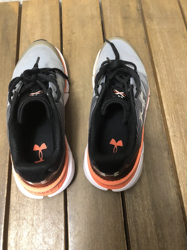 Tenis Under Armour 3022194 G3G1ZM Level Scramjet Gris Juvenil Talla 3.5Y Usados en Excelente Condición Foto 4 de 4