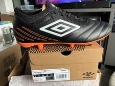 Umbro Tocco IV 1.0 FG Fußballschuhe geformte Stollen schwarz Leder Gr. UK 9 NEU