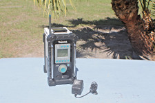 MAKITA - BMR100 - JOBSITE RADIO - AM/FM-AUX - 18V - AC POWER - NO BATTERY - NICE