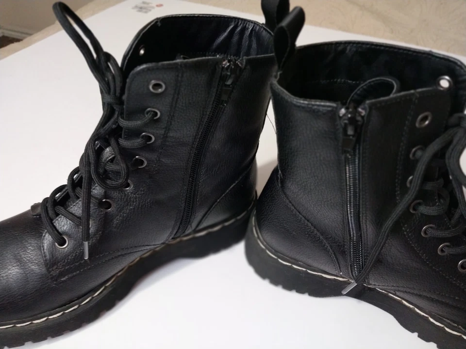 Botas de combate Unionbay para mujer negras talla 8A con cordones cremallera lateral excelente estado Foto 4 de 4