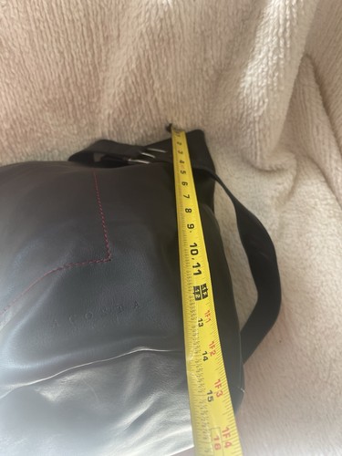 Bolso de hombro Acosta de cuero negro estilo cubo con acento de costuras rojas - Imagen 8 de 13