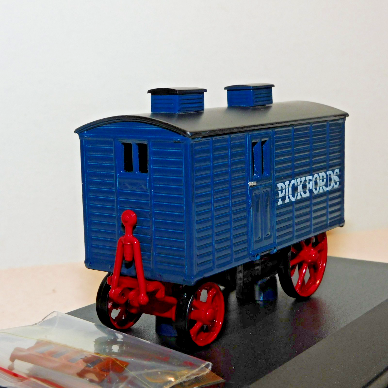 OXFORD DIECAST LIVING WAGON PICKFORDS 1/76 LW002