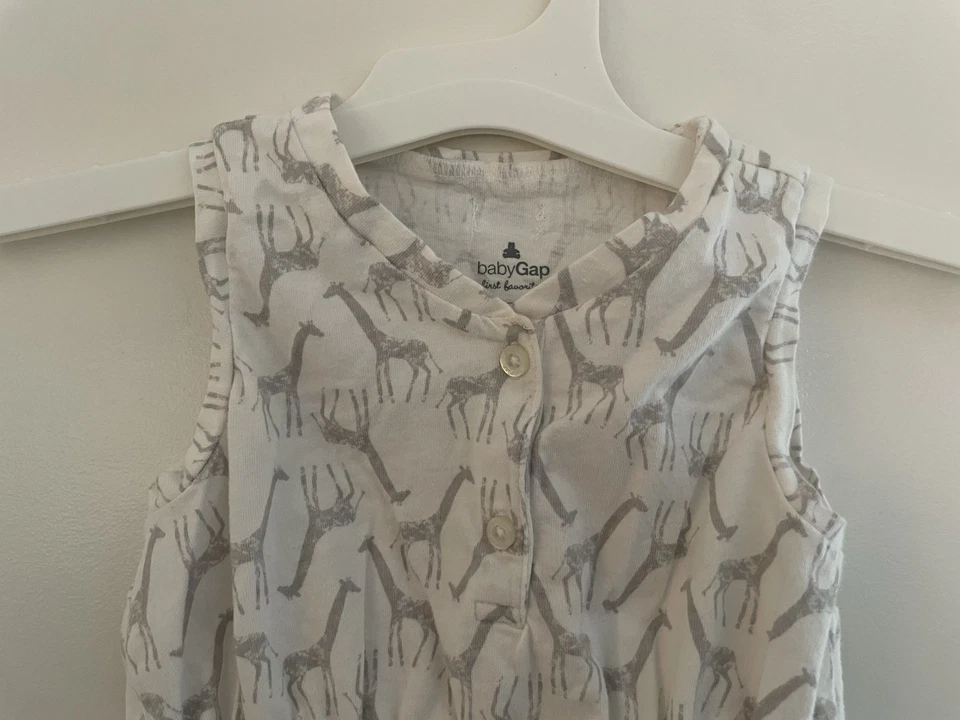 Mameluco de cintura ceñida 100 % algodón estampado de jirafa blanco 6-9M bebé Gap niñas Foto 4 de 4