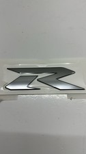 LOGO EMBLEMA ADESIVO ''R'' ORIGINALE PER SUZUKI GSX-R 1000 07-14 COD:68681-21HA0
