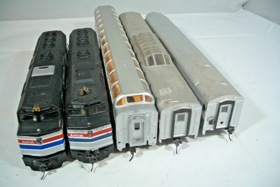 HO SCALE BACHMANN  AMTRAK  F40PH Powered & Dummy unit Loco's & 3 COACH CARS - Image 3 of 4