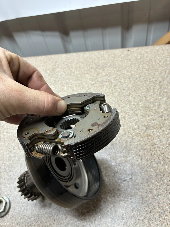 Kawasaki Bayou 220 KLF220 2000 embrague centrífugo húmedo con tuerca de carcasa Foto 3 de 4