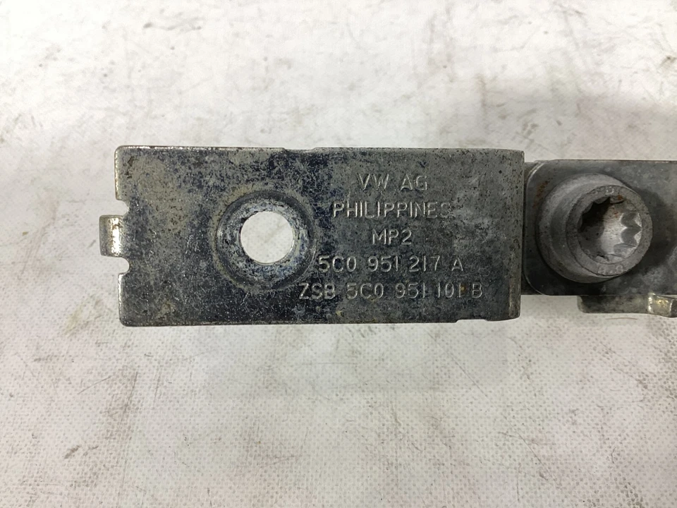 Оригинальный кронштейн для рупора Volkswagen Beetle 2012–2018 годов выпуска 5C0951217A. - Изображение 3 из 4