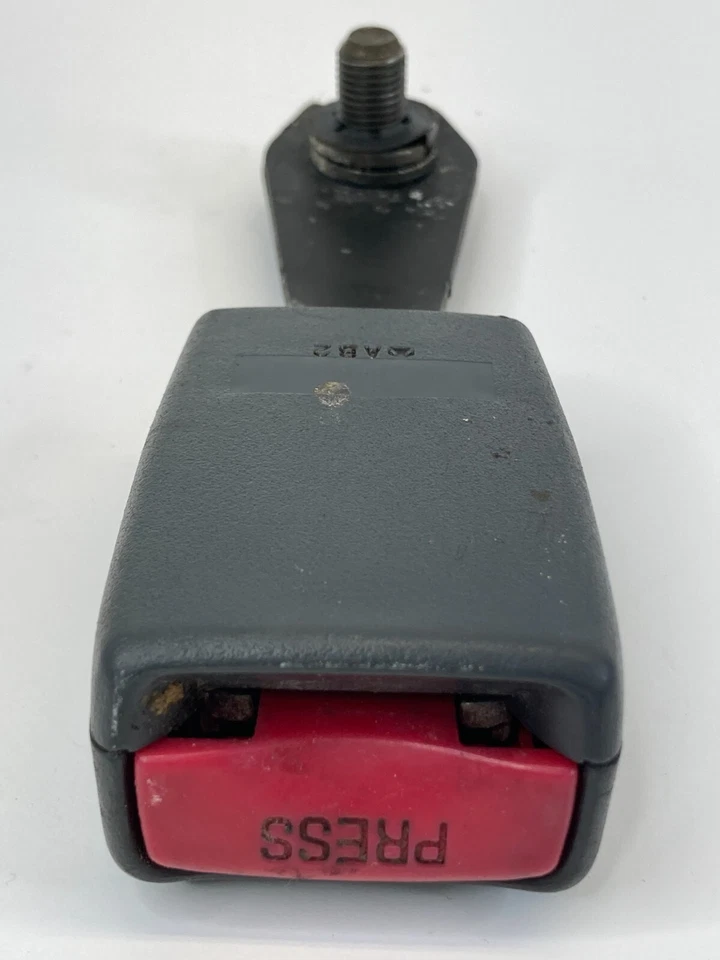 2000-2004 Mitsubishi Montero Sport Front Right Passenger Side Seat Belt Buckle - Image 4 of 4