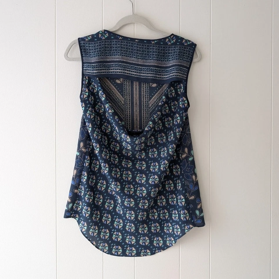 Blusa BCBGMaxazria Azul Floral Sin Mangas Recorte Trasero Top, Talla XS Foto 2 de 4