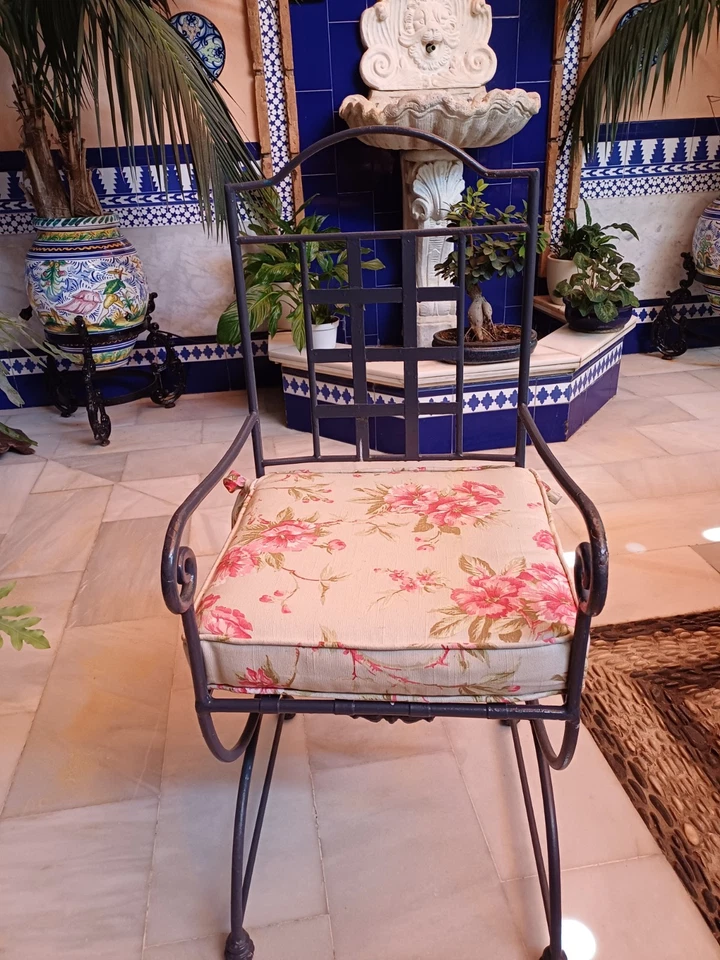 Juego de jardin de ocho sillones con cojines más mesa redonda de hierro y piedra - Imagen 3 de 4