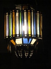 Lampada antica in metallo vetri colorati cattedrale con pendenti Epoca XIX sec.