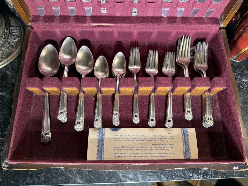 Antiguo juego de 44 cubiertos Rogers Bros "Eternally Yours" de 1847 en cofre de madera Foto 2 de 4