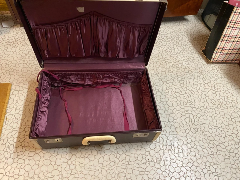 Vintage Hard Side Suitcase 1940-50’s - 24X 14 in - Image 4 of 4