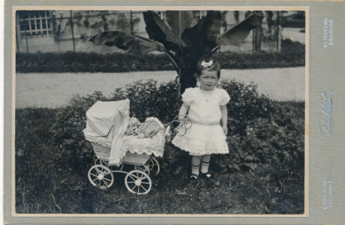 Fotografie Schnell Waidhofen, Weyer, Mädchen mit Puppenwagen 11x16,5cm (FO1) (7) - Afbeelding 1 van 2