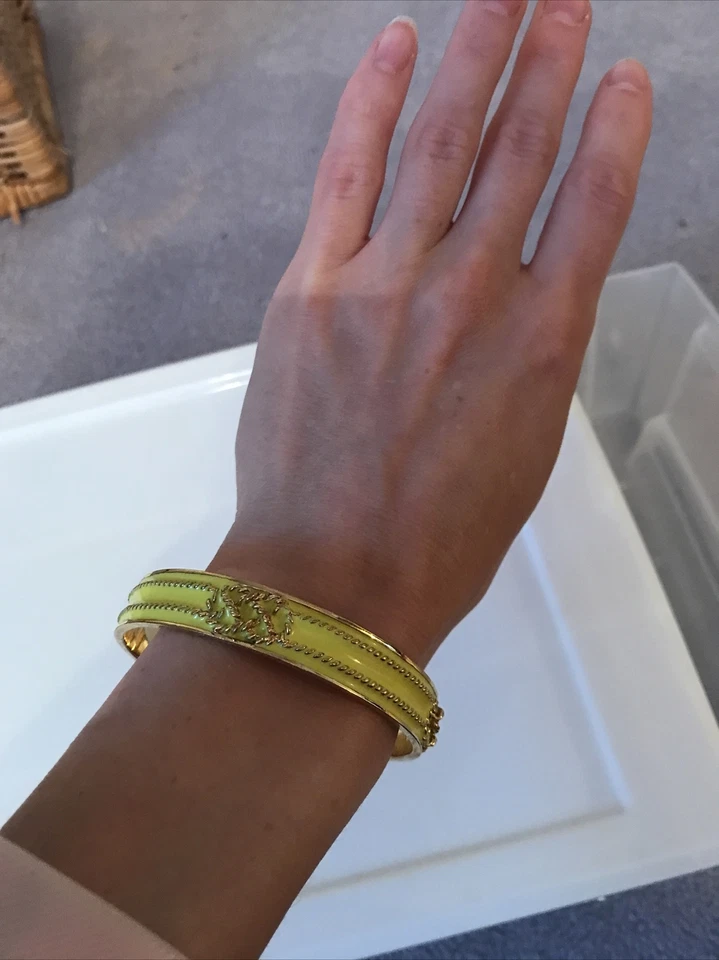Pulsera C Wonder Esmalte Amarillo Tono Oro Brazalete Círculo Con Cuerda Dorada/Nudos Foto 4 de 4