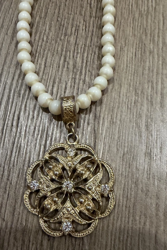 Joyería 1928 Oro Filigrana Colgante Imitación Perla Cuentas Collar Estilo Vintage Foto 2 de 3
