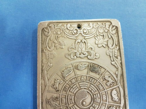 Año Chino del Gallo. Pergamino plateado / Peso con marca de corte y zodiaco - Imagen 3 de 10