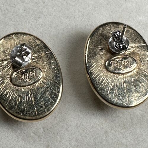 Vintage Trifari Gold-tone w/ large Faux pearl Earrings, Posts for Pierced Ears - Picture 6 of 7