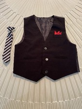 This blazer is specifically designed for boys in size 6,