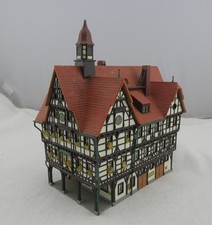 Fachwerk-Haus / Rathaus in Bad Urach von Kibri 38907 in Größe H0 (H69-KBR) C