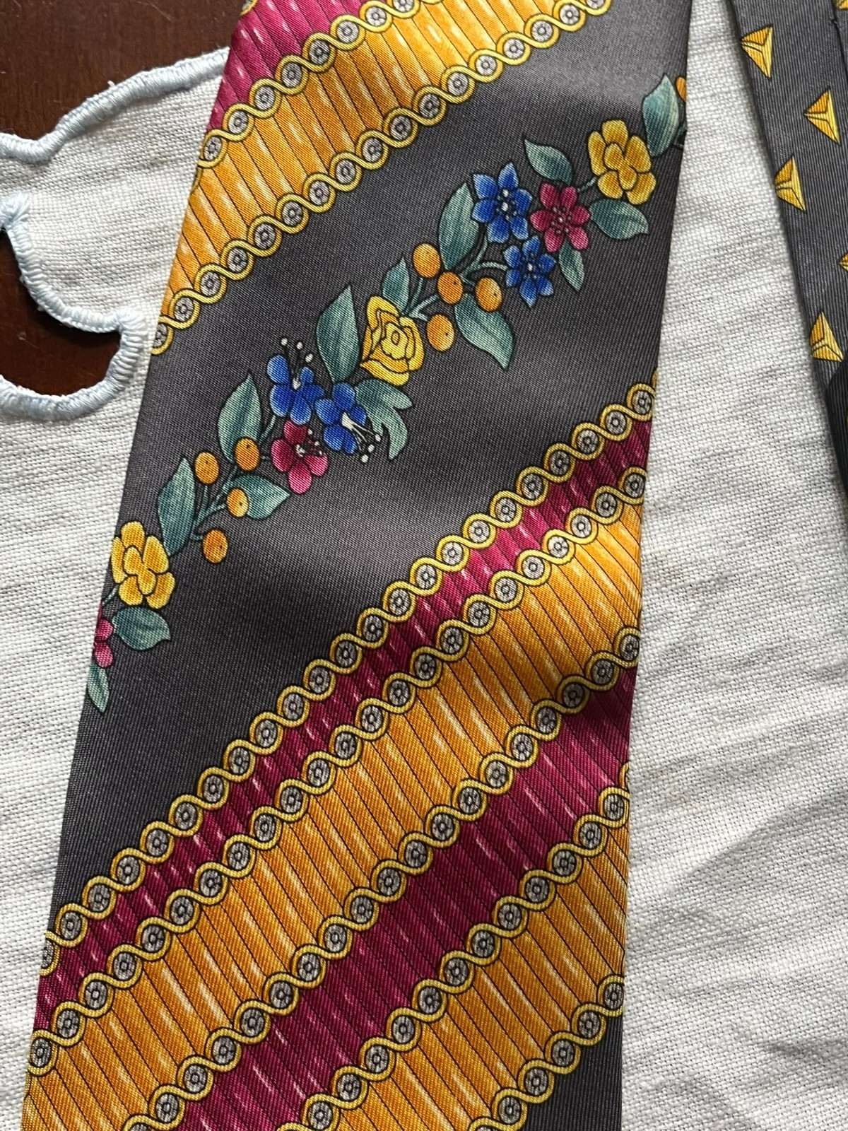 VINTAGE LEONARD PARIS DESSIN COLORFUL FLORAL /BIRD SILK NECK TIE MADE IN ITALY