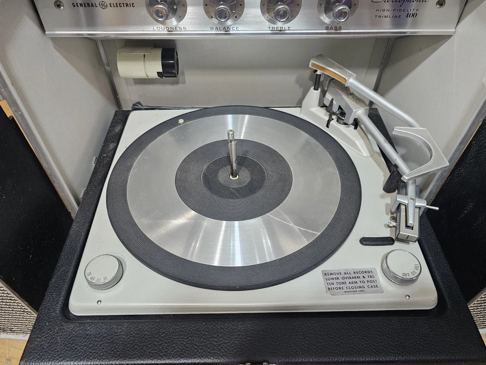 VINTAGE GE STEREOPHONIC HIGH FIDELITY TRIMLINE 400 PORTABLE RECORD PLAYER - Image 4 of 4