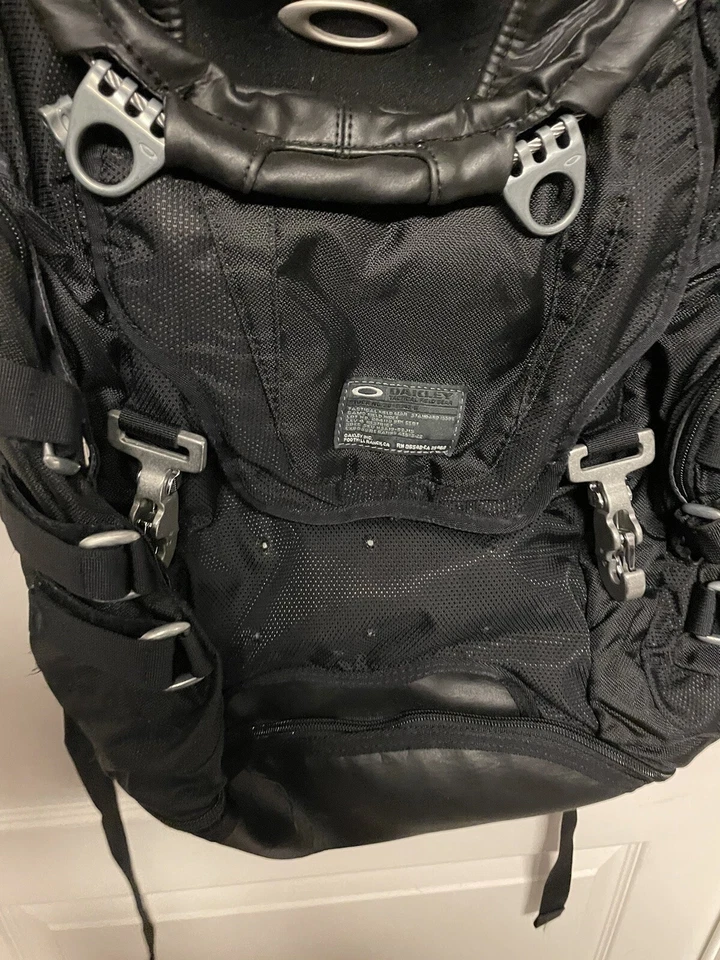 Mochila táctica Oakley de cuero negra para fregadero de cocina Foto 2 de 4