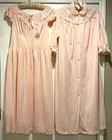 Vintage "Schrank" rosa Peignoir transparentes Milchmädchen Kleid Morgenmantel Lavendel Rosa Satin Blumen