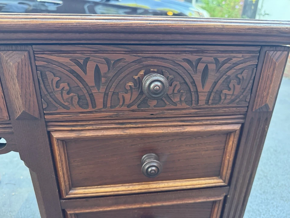 Antiguo escritorio de socio de roble macizo - Secretaria de doble cara con cajones tallados Foto 4 de 4