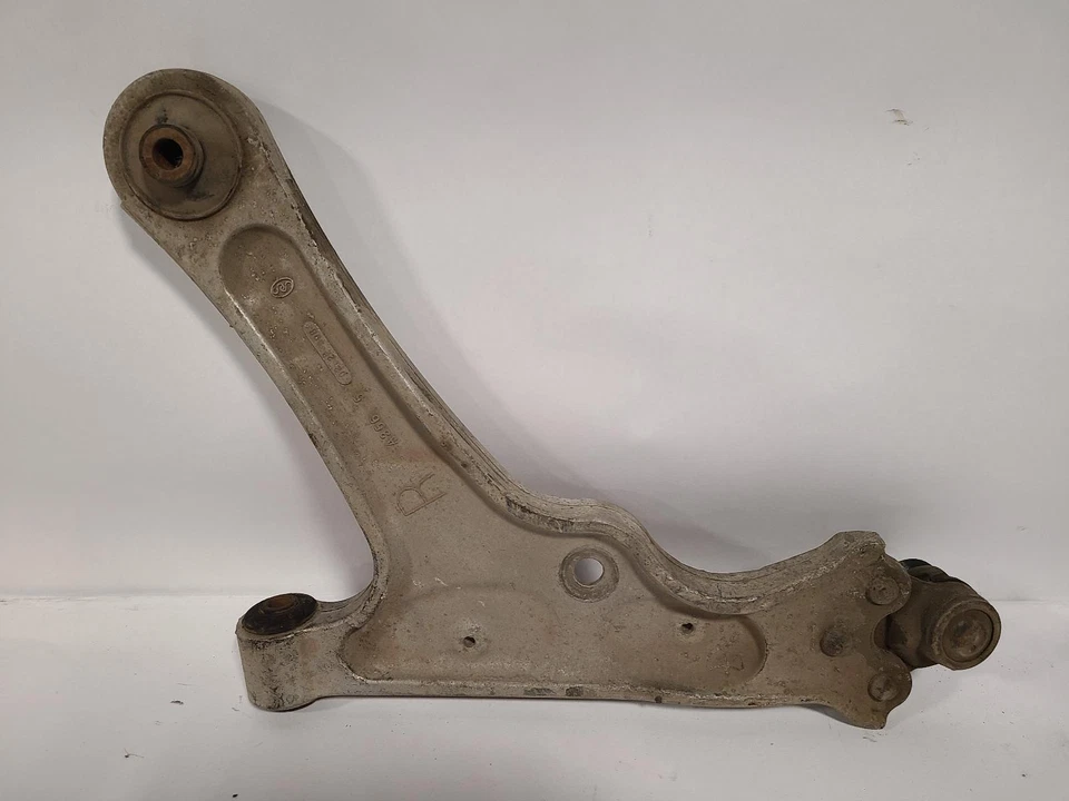 Brazo de control inferior inferior delantero derecho usado se adapta a: Ford Escort Sdn R 1998. Fro Foto 2 de 4